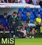 19.07.2025, UEFA Frauen-Europameisterschaft 2025 in der Schweiz. Viertelfinale, Frankreich - Deutschland, im St-Jakob-Park Basel (Schweiz). Sarai Linder (Deutschland) wird verletzt am Boden behandelt  