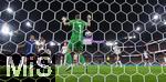 19.07.2025, UEFA Frauen-Europameisterschaft 2025 in der Schweiz. Viertelfinale, Frankreich - Deutschland, im St-Jakob-Park Basel (Schweiz).  mitte: Torhterin Ann-Katrin Berger (Deutschland) wehrt den Ball ab 