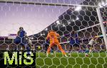 19.07.2025, UEFA Frauen-Europameisterschaft 2025 in der Schweiz. Viertelfinale, Frankreich - Deutschland, im St-Jakob-Park Basel (Schweiz). Kopfballtor zum 1:1 Ausgleich von Sjoeke Nsken (re, Deutschland), Torhterin Pauline Peyraud-Magnin (mitte, Frankreich) ohne Chance, der Ball senkt sich ins Tornetz.