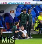 19.07.2025, UEFA Frauen-Europameisterschaft 2025 in der Schweiz. Viertelfinale, Frankreich - Deutschland, im St-Jakob-Park Basel (Schweiz). Sarai Linder (Deutschland) wird verletzt am Boden behandelt  