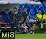 19.07.2025, UEFA Frauen-Europameisterschaft 2025 in der Schweiz. Viertelfinale, Frankreich - Deutschland, im St-Jakob-Park Basel (Schweiz). Sarai Linder (Deutschland) wird verletzt am Boden behandelt  