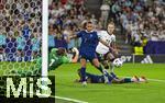 19.07.2025, UEFA Frauen-Europameisterschaft 2025 in der Schweiz. Viertelfinale, Frankreich - Deutschland, im St-Jakob-Park Basel (Schweiz).  li: Torhterin Ann-Katrin Berger (Deutschland) wehrt mit katzenartigem Sprung einen Ball vor Maelle Lakrar (Frankreich) ab 