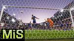 19.07.2025, UEFA Frauen-Europameisterschaft 2025 in der Schweiz. Viertelfinale, Frankreich - Deutschland, im St-Jakob-Park Basel (Schweiz). Kopfballtor zum 1:1 Ausgleich von Sjoeke Nsken (re, Deutschland), Torhterin Pauline Peyraud-Magnin (mitte, Frankreich) streckt sich vergeblich, der Ball senkt sich ins Tornetz. 