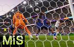 19.07.2025, UEFA Frauen-Europameisterschaft 2025 in der Schweiz. Viertelfinale, Frankreich - Deutschland, im St-Jakob-Park Basel (Schweiz). Kopfballtor zum 1:1 Ausgleich von Sjoeke Nsken (re, Deutschland), Torhterin Pauline Peyraud-Magnin (li, Frankreich) ohne Chance, der Ball senkt sich ins Tornetz.