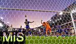 19.07.2025, UEFA Frauen-Europameisterschaft 2025 in der Schweiz. Viertelfinale, Frankreich - Deutschland, im St-Jakob-Park Basel (Schweiz). Kopfballtor zum 1:1 Ausgleich von Sjoeke Nsken (re, Deutschland), Torhterin Pauline Peyraud-Magnin (mitte, Frankreich) ohne Chance, der Ball senkt sich ins Tornetz.