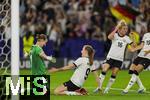 19.07.2025, UEFA Frauen-Europameisterschaft 2025 in der Schweiz. Viertelfinale, Frankreich - Deutschland, im St-Jakob-Park Basel (Schweiz). Frenetischer Schlussjubel nach dem Sieg nach Elfmeterschieen der deutschen Frauen. Torhterin Ann-Katrin Berger (Deutschland), Sjoeke Nsken (Deutschland), Linda Dallmann (Deutschland)  