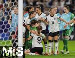 19.07.2025, UEFA Frauen-Europameisterschaft 2025 in der Schweiz. Viertelfinale, Frankreich - Deutschland, im St-Jakob-Park Basel (Schweiz). Frenetischer Schlussjubel nach dem Sieg nach Elfmeterschieen der deutschen Frauen. Torhterin Ann-Katrin Berger (Deutschland), Sjoeke Nsken (Deutschland), Selina Cerci (Deutschland), Klara Bhl (Deutschland),