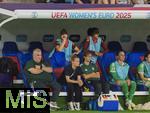 19.07.2025, UEFA Frauen-Europameisterschaft 2025 in der Schweiz. Viertelfinale, Frankreich - Deutschland, im St-Jakob-Park Basel (Schweiz). Die verletzte Giulia Gwinn (Deutschland) kann nicht Stillsitzen und feuert immer wieder ihr Team von der Ersatzbank aus an.