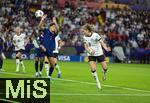 19.07.2025, UEFA Frauen-Europameisterschaft 2025 in der Schweiz. Viertelfinale, Frankreich - Deutschland, im St-Jakob-Park Basel (Schweiz). Kopfballtor von Sjoeke Nsken (re, Deutschland) zum 1:1 Ausgleich. li: Elisa De Almeida (Frankreich) 