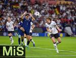 19.07.2025, UEFA Frauen-Europameisterschaft 2025 in der Schweiz. Viertelfinale, Frankreich - Deutschland, im St-Jakob-Park Basel (Schweiz). Kopfballtor von Sjoeke Nsken (re, Deutschland) zum 1:1 Ausgleich. li: Elisa De Almeida (Frankreich) 