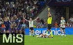 19.07.2025, UEFA Frauen-Europameisterschaft 2025 in der Schweiz. Viertelfinale, Frankreich - Deutschland, im St-Jakob-Park Basel (Schweiz). Schiedsrichterin Tess Olofsson (SWE) zeigt die gelbe Karte.