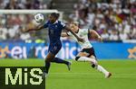 19.07.2025, UEFA Frauen-Europameisterschaft 2025 in der Schweiz. Viertelfinale, Frankreich - Deutschland, im St-Jakob-Park Basel (Schweiz). v.li: Kadidiatou Diani (Frankreich) gegen Franziska Kett (Deutschland) 