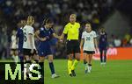 19.07.2025, UEFA Frauen-Europameisterschaft 2025 in der Schweiz. Viertelfinale, Frankreich - Deutschland, im St-Jakob-Park Basel (Schweiz).  Janina Minge  (Deutschland), Clara Mateo (Frankreich), Schiedsrichterin Tess Olofsson (SWE)