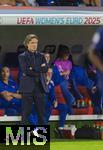 19.07.2025, UEFA Frauen-Europameisterschaft 2025 in der Schweiz. Viertelfinale, Frankreich - Deutschland, im St-Jakob-Park Basel (Schweiz). Trainer Laurent Bonadei (Frankreich) nachdenklich 
