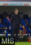 19.07.2025, UEFA Frauen-Europameisterschaft 2025 in der Schweiz. Viertelfinale, Frankreich - Deutschland, im St-Jakob-Park Basel (Schweiz). Trainer Laurent Bonadei (Frankreich) nachdenklich  