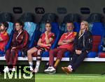 19.07.2025, UEFA Frauen-Europameisterschaft 2025 in der Schweiz. Viertelfinale, Frankreich - Deutschland, im St-Jakob-Park Basel (Schweiz). mitte: Giulia Gwinn (Deutschland) mit Verletzung auf der Bank. re: Sportdirektorin Nia Knzer (Deutschland) 