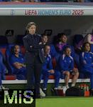 19.07.2025, UEFA Frauen-Europameisterschaft 2025 in der Schweiz. Viertelfinale, Frankreich - Deutschland, im St-Jakob-Park Basel (Schweiz). Trainer Laurent Bonadei (Frankreich) nachdenklich 