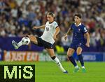 19.07.2025, UEFA Frauen-Europameisterschaft 2025 in der Schweiz. Viertelfinale, Frankreich - Deutschland, im St-Jakob-Park Basel (Schweiz). v.li: Klara Bhl (Deutschland) gegen Elisa De Almeida (Frankreich) 