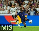 19.07.2025, UEFA Frauen-Europameisterschaft 2025 in der Schweiz. Viertelfinale, Frankreich - Deutschland, im St-Jakob-Park Basel (Schweiz). v.li: Klara Bhl (Deutschland) gegen Sandy Baltimore (Frankreich).