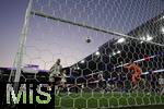 19.07.2025, UEFA Frauen-Europameisterschaft 2025 in der Schweiz. Viertelfinale, Frankreich - Deutschland, im St-Jakob-Park Basel (Schweiz). Kopfballtor zum 1:1 Ausgleich von Sjoeke Nsken (re, Deutschland), Torhterin Pauline Peyraud-Magnin (re, Frankreich) streckt sich vergeblich, der Ball senkt sich ins Tornetz. 