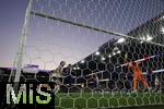 19.07.2025, UEFA Frauen-Europameisterschaft 2025 in der Schweiz. Viertelfinale, Frankreich - Deutschland, im St-Jakob-Park Basel (Schweiz). Kopfballtor zum 1:1 Ausgleich von Sjoeke Nsken (re, Deutschland), Torhterin Pauline Peyraud-Magnin (mitte, Frankreich) streckt sich vergeblich, der Ball senkt sich ins Tornetz. 