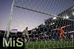 19.07.2025, UEFA Frauen-Europameisterschaft 2025 in der Schweiz. Viertelfinale, Frankreich - Deutschland, im St-Jakob-Park Basel (Schweiz). Kopfballtor zum 1:1 Ausgleich von Sjoeke Nsken (re, Deutschland), Torhterin Pauline Peyraud-Magnin (re, Frankreich) streckt sich vergeblich, der Ball senkt sich ins Tornetz. 
