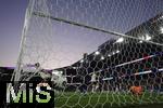 19.07.2025, UEFA Frauen-Europameisterschaft 2025 in der Schweiz. Viertelfinale, Frankreich - Deutschland, im St-Jakob-Park Basel (Schweiz). Kopfballtor zum 1:1 Ausgleich von Sjoeke Nsken (re, Deutschland), Torhterin Pauline Peyraud-Magnin (re, Frankreich) streckt sich vergeblich, der Ball senkt sich ins Tornetz. 