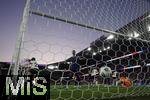 19.07.2025, UEFA Frauen-Europameisterschaft 2025 in der Schweiz. Viertelfinale, Frankreich - Deutschland, im St-Jakob-Park Basel (Schweiz). Kopfballtor zum 1:1 Ausgleich von Sjoeke Nsken (re, Deutschland), Torhterin Pauline Peyraud-Magnin (re, Frankreich) streckt sich vergeblich, der Ball senkt sich ins Tornetz. 