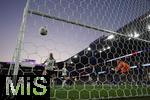 19.07.2025, UEFA Frauen-Europameisterschaft 2025 in der Schweiz. Viertelfinale, Frankreich - Deutschland, im St-Jakob-Park Basel (Schweiz). Kopfballtor zum 1:1 Ausgleich von Sjoeke Nsken (re, Deutschland), Torhterin Pauline Peyraud-Magnin (re, Frankreich) streckt sich vergeblich, der Ball senkt sich ins Tornetz. 