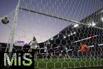 19.07.2025, UEFA Frauen-Europameisterschaft 2025 in der Schweiz. Viertelfinale, Frankreich - Deutschland, im St-Jakob-Park Basel (Schweiz). Kopfballtor zum 1:1 Ausgleich von Sjoeke Nsken (re, Deutschland), Torhterin Pauline Peyraud-Magnin (re, Frankreich) streckt sich vergeblich, der Ball senkt sich ins Tornetz. 