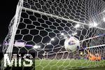 19.07.2025, UEFA Frauen-Europameisterschaft 2025 in der Schweiz. Viertelfinale, Frankreich - Deutschland, im St-Jakob-Park Basel (Schweiz). Elfmeterschiessen, Torschuss von Linda Dallmann (Deutschland) gegen Torhterin Pauline Peyraud-Magnin (Frankreich), der Ball zappelt im Netz.