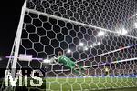 19.07.2025, UEFA Frauen-Europameisterschaft 2025 in der Schweiz. Viertelfinale, Frankreich - Deutschland, im St-Jakob-Park Basel (Schweiz). Elfmeterschiessen, Torhterin Ann-Katrin Berger (Deutschland) hlt den Schuss von Amel Majri (Frankreich)  