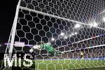 19.07.2025, UEFA Frauen-Europameisterschaft 2025 in der Schweiz. Viertelfinale, Frankreich - Deutschland, im St-Jakob-Park Basel (Schweiz). Elfmeterschiessen, Torhterin Ann-Katrin Berger (Deutschland) hlt den Schuss von Amel Majri (Frankreich) 