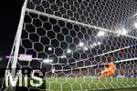 19.07.2025, UEFA Frauen-Europameisterschaft 2025 in der Schweiz. Viertelfinale, Frankreich - Deutschland, im St-Jakob-Park Basel (Schweiz). Elfmeterschiessen, Torschuss von Linda Dallmann (Deutschland) gegen Torhterin Pauline Peyraud-Magnin (Frankreich) 