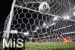 19.07.2025, UEFA Frauen-Europameisterschaft 2025 in der Schweiz. Viertelfinale, Frankreich - Deutschland, im St-Jakob-Park Basel (Schweiz). Elfmeterschiessen, Torschuss von Linda Dallmann (Deutschland) gegen Torhterin Pauline Peyraud-Magnin (Frankreich) 
