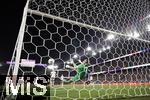 19.07.2025, UEFA Frauen-Europameisterschaft 2025 in der Schweiz. Viertelfinale, Frankreich - Deutschland, im St-Jakob-Park Basel (Schweiz). Glanztat von Torhterin Ann-Katrin Berger (Deutschland) nach einer Kopfballrckgabe einer Mannschaftskameradin. Sophia Kleinherne (Deutschland), Janina Minge  (Deutschland) 