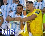 20.07.2025, Fussball 3. Liga 2025/2026, 25.Spieltag, TSV 1860 Mnchen Training an der Grnwalder Strasse Mnchen, Teamfoto und Einzelportrait-Fototermin der Ersten Mannschaft. li: Kevin Volland (TSV 1860 Mnchen) zieht dem Torwart Miran Qela (1860) die Handschuhe ber.

