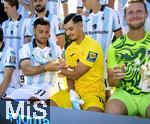 20.07.2025, Fussball 3. Liga 2025/2026, 25.Spieltag, TSV 1860 Mnchen Training an der Grnwalder Strasse Mnchen, Teamfoto und Einzelportrait-Fototermin der Ersten Mannschaft. mitte: Kevin Volland (TSV 1860 Mnchen) zieht dem Torwart Miran Qela (1860) die Handschuhe ber.

