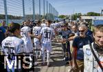 20.07.2025, Fussball 3. Liga 2025/2026, 25.Spieltag, TSV 1860 Mnchen Training an der Grnwalder Strasse Mnchen, Die Mannschaft geht durch die wartenden Fans am Trainingsgelnde.