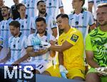 20.07.2025, Fussball 3. Liga 2025/2026, 25.Spieltag, TSV 1860 Mnchen Training an der Grnwalder Strasse Mnchen, Teamfoto und Einzelportrait-Fototermin der Ersten Mannschaft. mitte: Kevin Volland (TSV 1860 Mnchen) zieht dem Torwart Miran Qela (1860) die Handschuhe ber.

