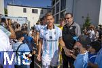 20.07.2025, Fussball 3. Liga 2025/2026, 25.Spieltag, TSV 1860 Mnchen Training an der Grnwalder Strasse Mnchen, Die Mannschaft geht durch die wartenden Fans am Trainingsgelnde. Florian Niederlechner (TSV 1860 Mnchen) 