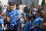 20.07.2025, Fussball 3. Liga 2025/2026, 25.Spieltag, TSV 1860 Mnchen Training an der Grnwalder Strasse Mnchen, Die Mannschaft geht durch die wartenden Fans am Trainingsgelnde. Kevin Volland (TSV 1860 Mnchen) 