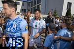 20.07.2025, Fussball 3. Liga 2025/2026, 25.Spieltag, TSV 1860 Mnchen Training an der Grnwalder Strasse Mnchen, Die Mannschaft geht durch die wartenden Fans am Trainingsgelnde. Kevin Volland (TSV 1860 Mnchen) 