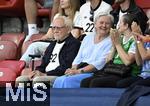 23.07.2025, UEFA Frauen-Europameisterschaft 2025 in der Schweiz. Halbfinale, Deutschland - Spanien, Im Stadion Letzigrund Zrich. Opa Herbert (li) ist im Stadion und untersttzt seine Enkelin Torhterin Ann-Katrin Berger (Deutschland) 