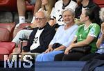 23.07.2025, UEFA Frauen-Europameisterschaft 2025 in der Schweiz. Halbfinale, Deutschland - Spanien, Im Stadion Letzigrund Zrich. Opa Herbert (li) ist im Stadion und untersttzt seine Enkelin Torhterin Ann-Katrin Berger (Deutschland) 