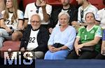 23.07.2025, UEFA Frauen-Europameisterschaft 2025 in der Schweiz. Halbfinale, Deutschland - Spanien, Im Stadion Letzigrund Zrich. Opa Herbert (li) ist im Stadion und untersttzt seine Enkelin Torhterin Ann-Katrin Berger (Deutschland) 