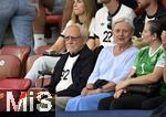 23.07.2025, UEFA Frauen-Europameisterschaft 2025 in der Schweiz. Halbfinale, Deutschland - Spanien, Im Stadion Letzigrund Zrich. Opa Herbert (li) ist im Stadion und untersttzt seine Enkelin Torhterin Ann-Katrin Berger (Deutschland) 
