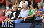 23.07.2025, UEFA Frauen-Europameisterschaft 2025 in der Schweiz. Halbfinale, Deutschland - Spanien, Im Stadion Letzigrund Zrich. Opa Herbert (li) ist im Stadion und untersttzt seine Enkelin Torhterin Ann-Katrin Berger (Deutschland) 