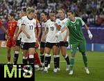 23.07.2025, UEFA Frauen-Europameisterschaft 2025 in der Schweiz. Halbfinale, Deutschland - Spanien, Im Stadion Letzigrund Zrich. Torhterin Ann-Katrin Berger (Deutschland) weisst Franziska Kett (Deutschland) und Klara Bhl (Deutschland) zurecht