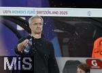23.07.2025, UEFA Frauen-Europameisterschaft 2025 in der Schweiz. Halbfinale, Deutschland - Spanien, Im Stadion Letzigrund Zrich. Trainer Christian Wck (Deutschland) rgert sich und spritzt mit Wasser um sich